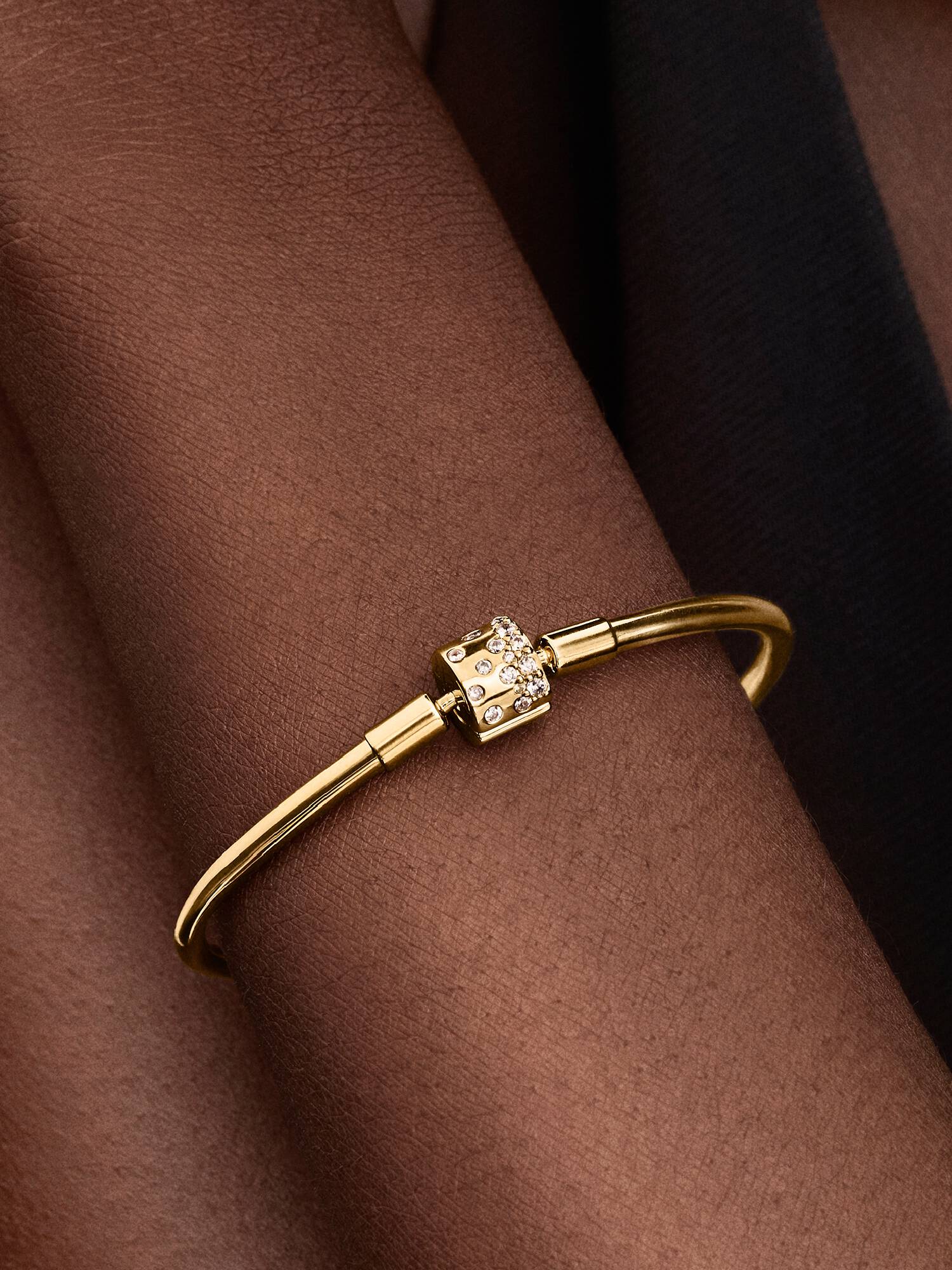 Bangle met Stralende Tonsluiting