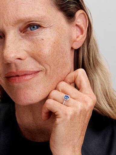 Sprankelende ring met vierkante blauwe halo