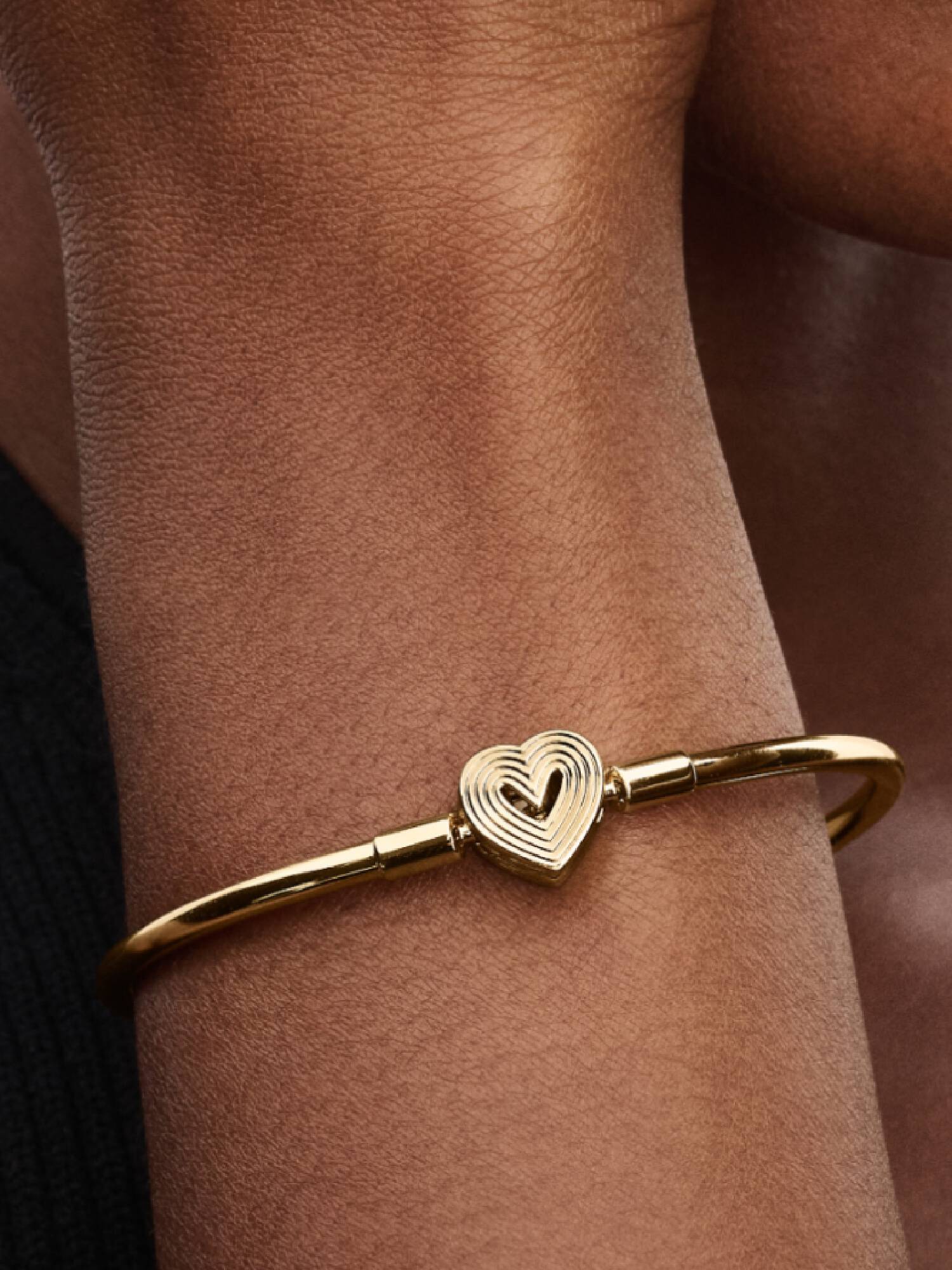 Bangle met stralende hartsluiting