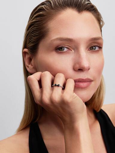 Sprankelende ring met zwarte strik