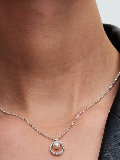 Collier met behandelde gecultiveerde zoetwaterparel en pavé