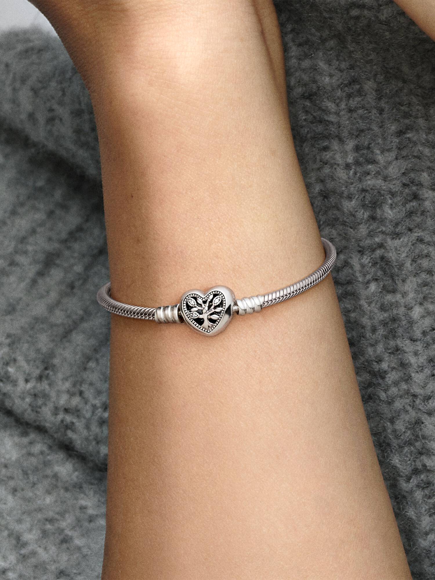 Snake chain-armband met stamboommotief en hartvormige sluiting