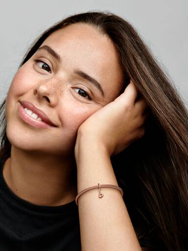 Letter b geschreven alfabet hangende bedel