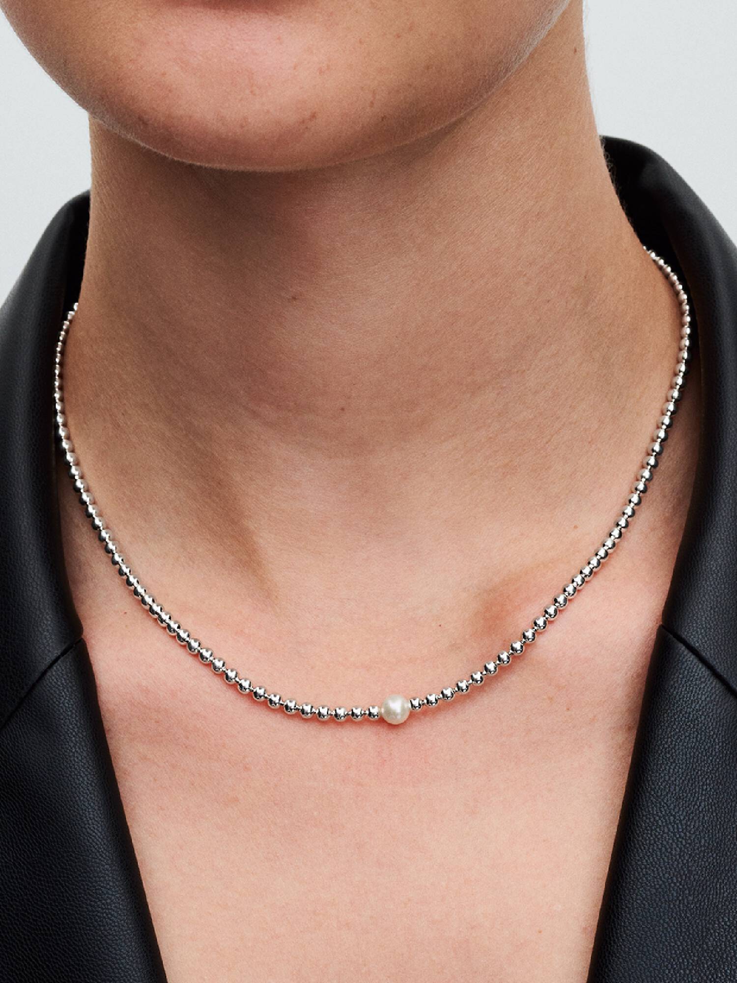 Collier met behandelde gecultiveerde zoetwaterparels en kralen