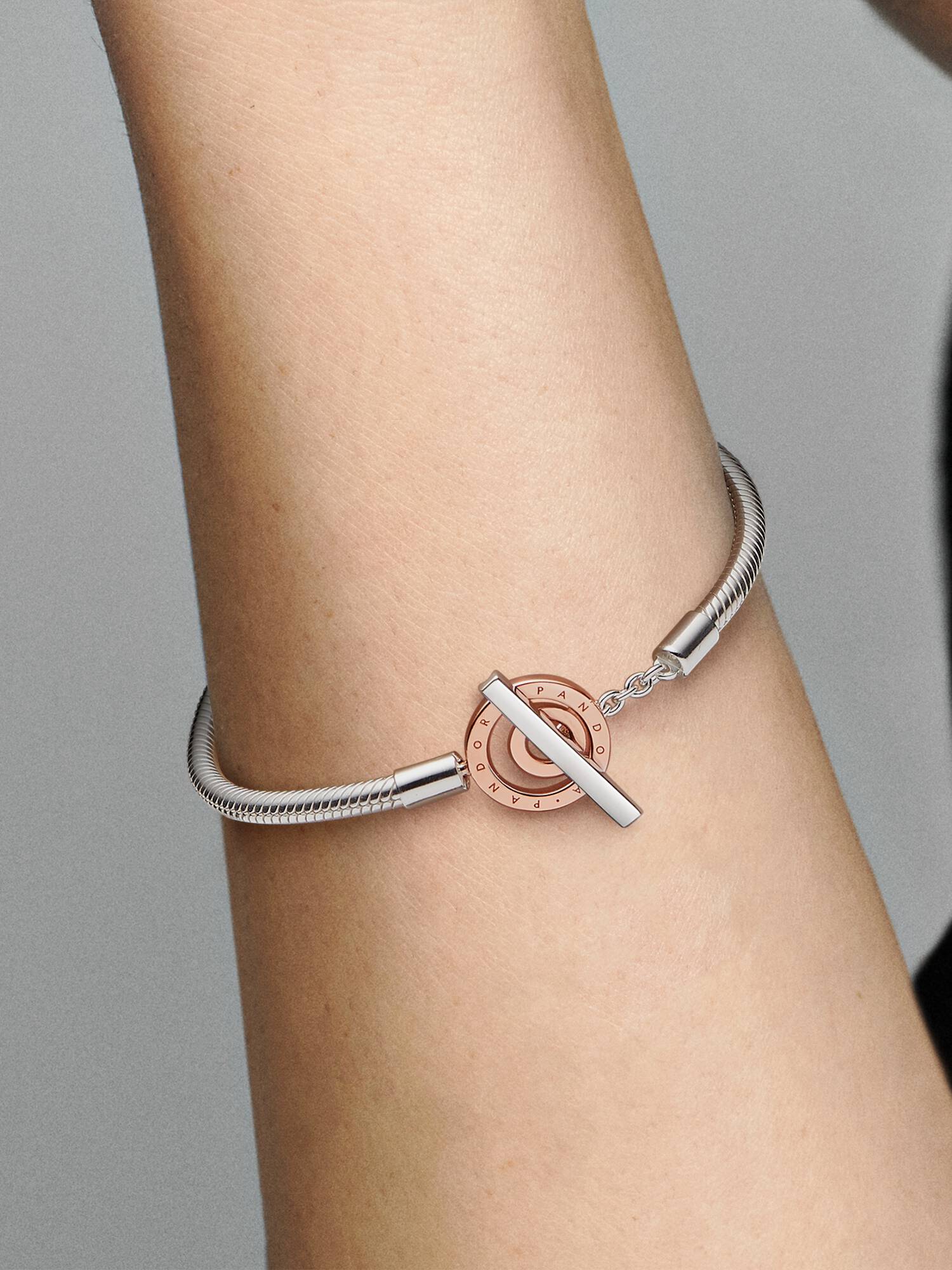 Pandora Moments Two-tone Logo T-Bar Slangenschakelarmband