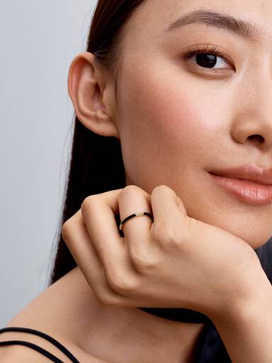 Bague Résine Façon Émail Noire & Pierres