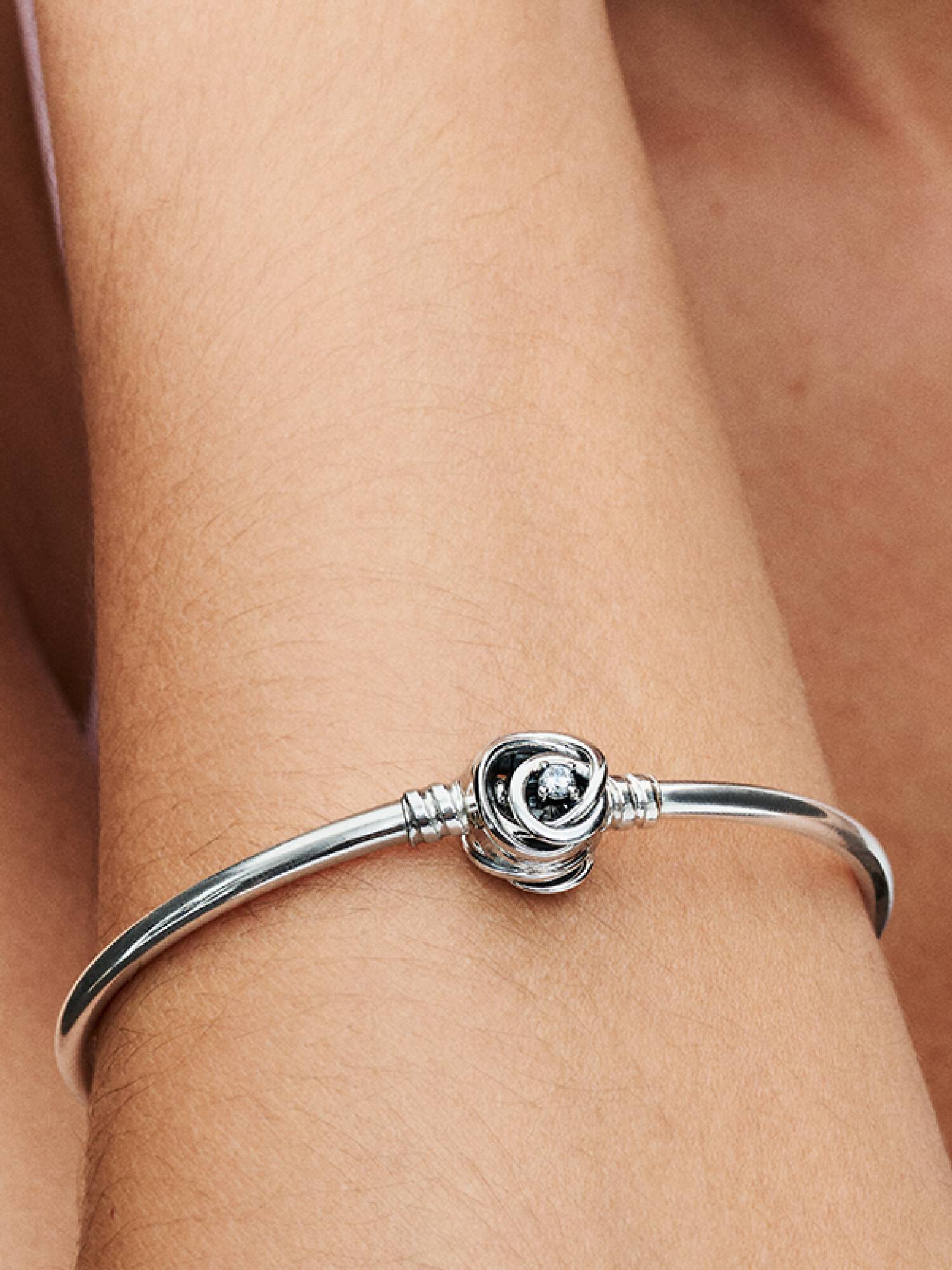 Bangle met omcirkelde sluiting