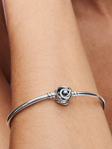 Bangle met omcirkelde sluiting