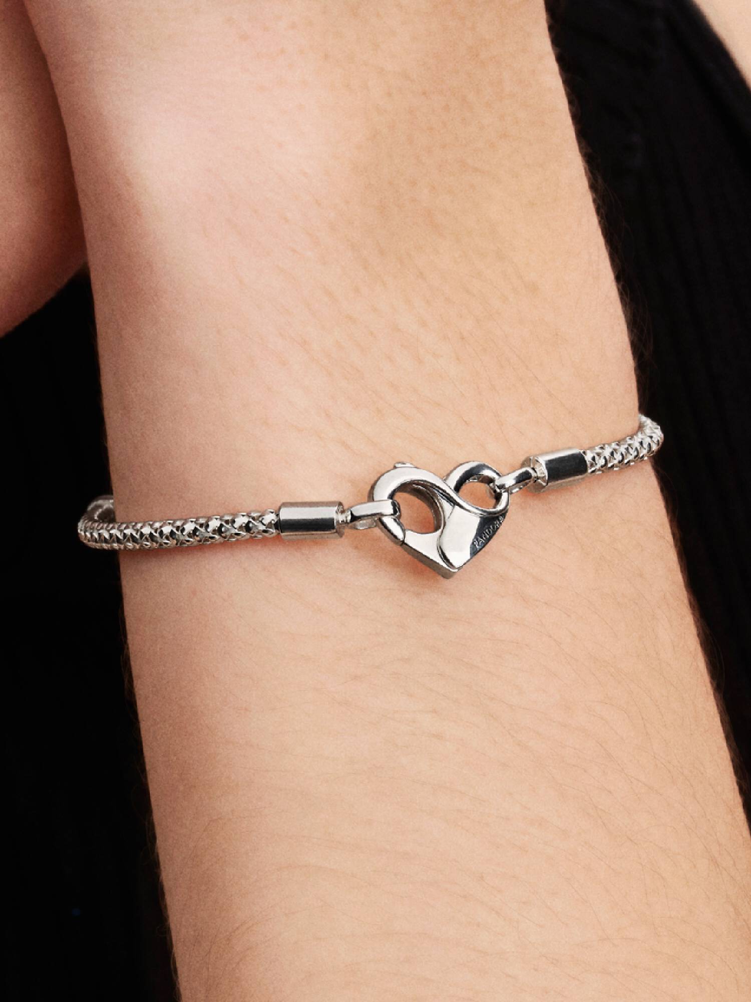 Studded chain-armband