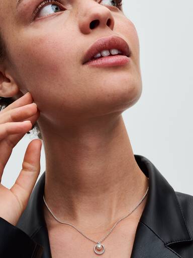Collier met behandelde gecultiveerde zoetwaterparel en pavé