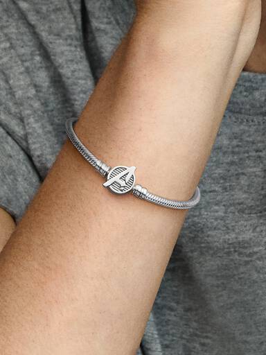Pandora Moments Snake Chain Armband met Marvel The Avengers Logo Sluiting