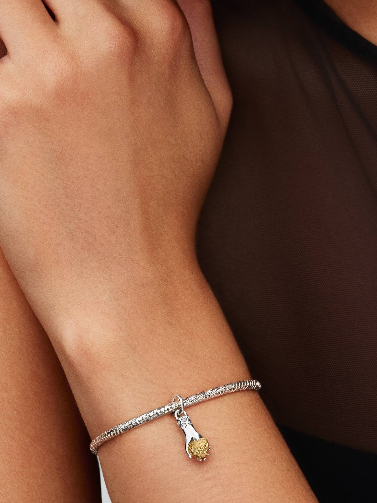 Pat McGrath De hand van de Liefde hangende bedel van verschillende metalen 