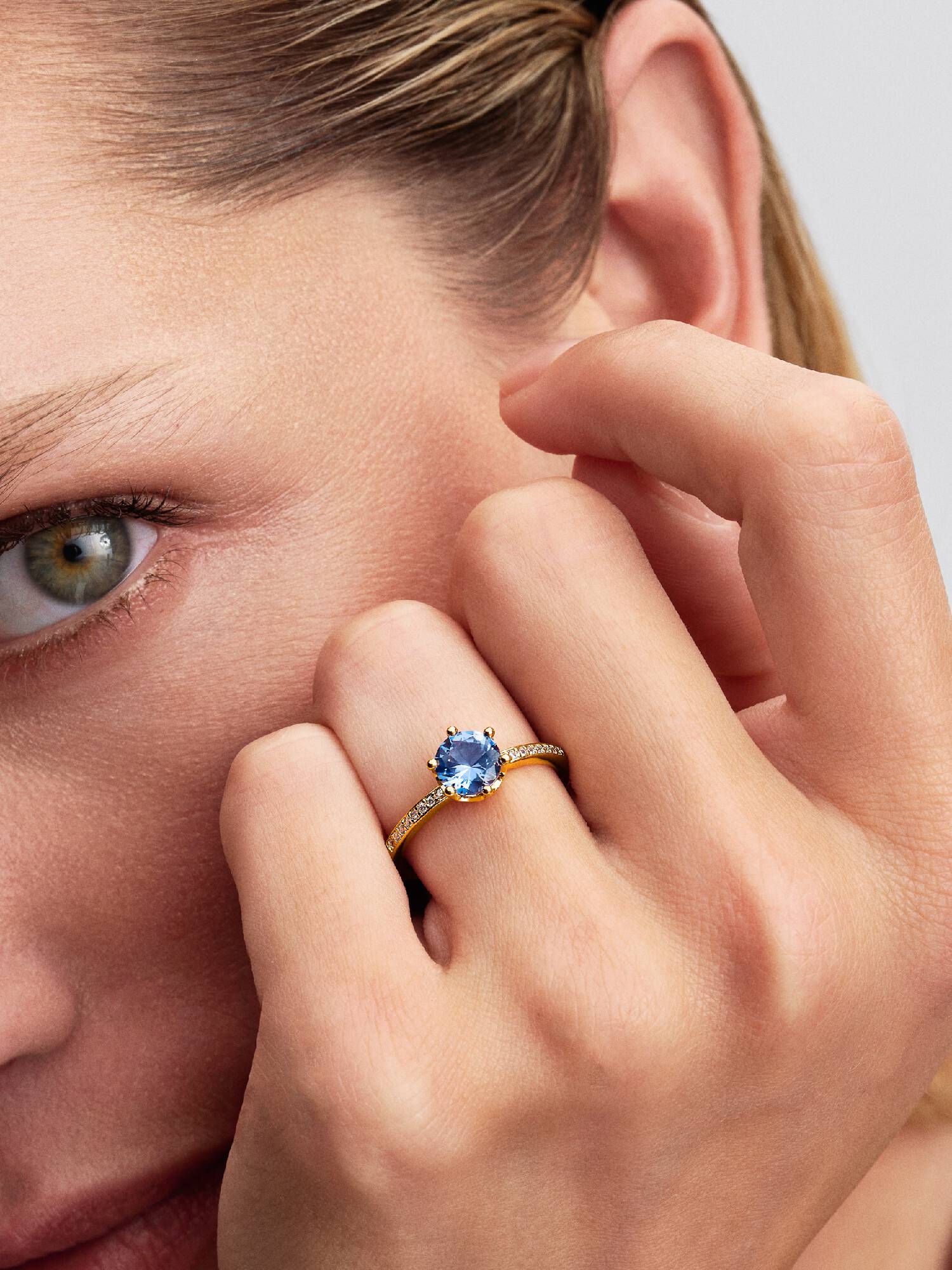 Bague Solitaire Couronne Scintillante Bleue