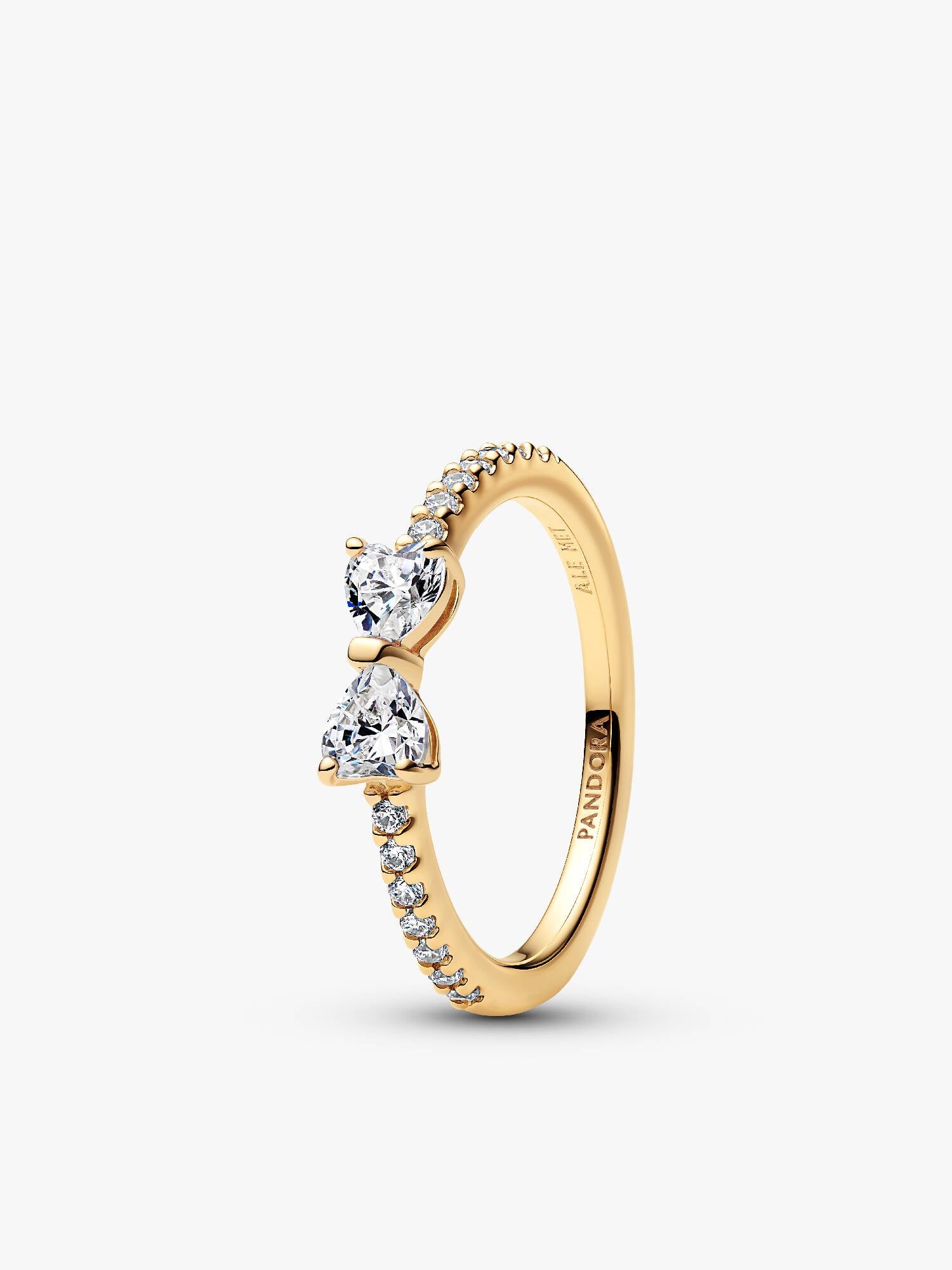 Sprankelende ring met heldere strik