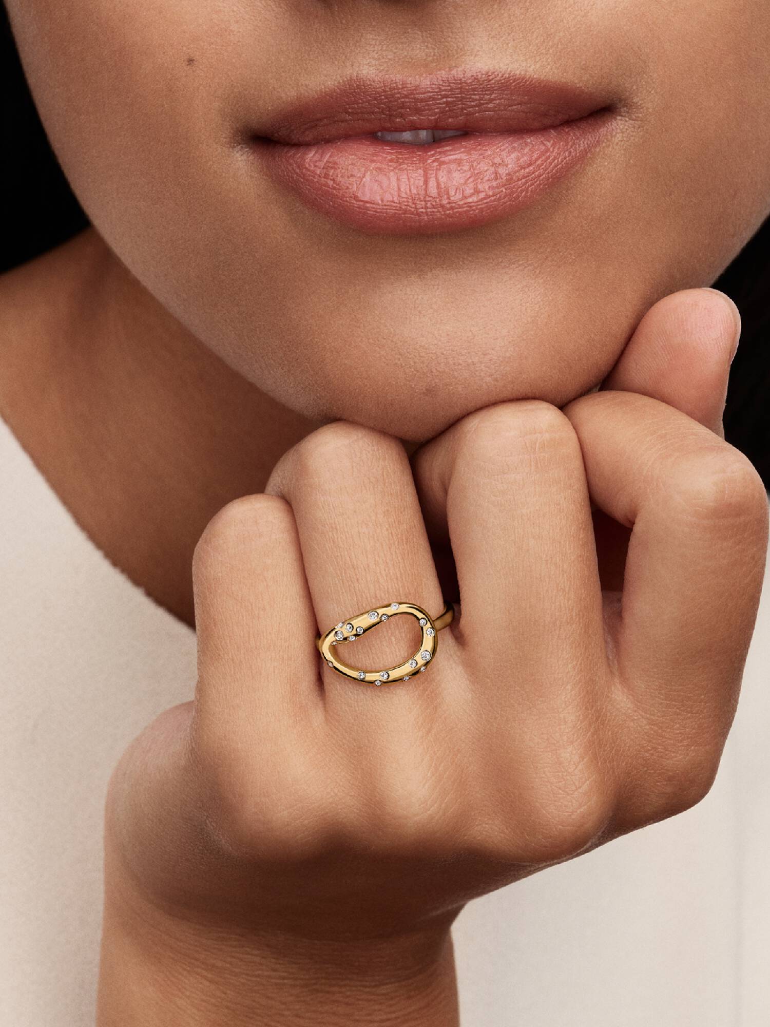 Bague Spectaculaire Sertie de Pierres de Forme Organique