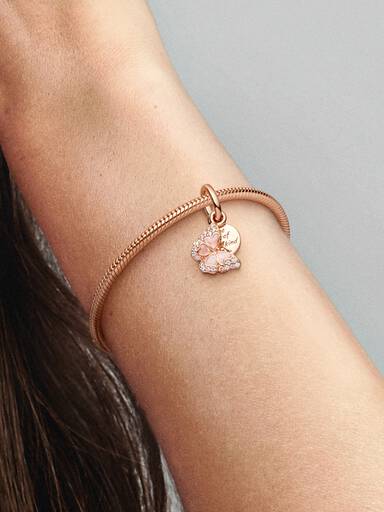 Roze vlinder en citaat dubbele hangende bedel