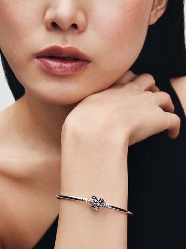 Kosmische bangle met hartsluiting