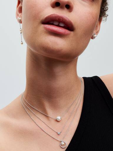 Collier met behandelde gecultiveerde zoetwaterparel en pavé