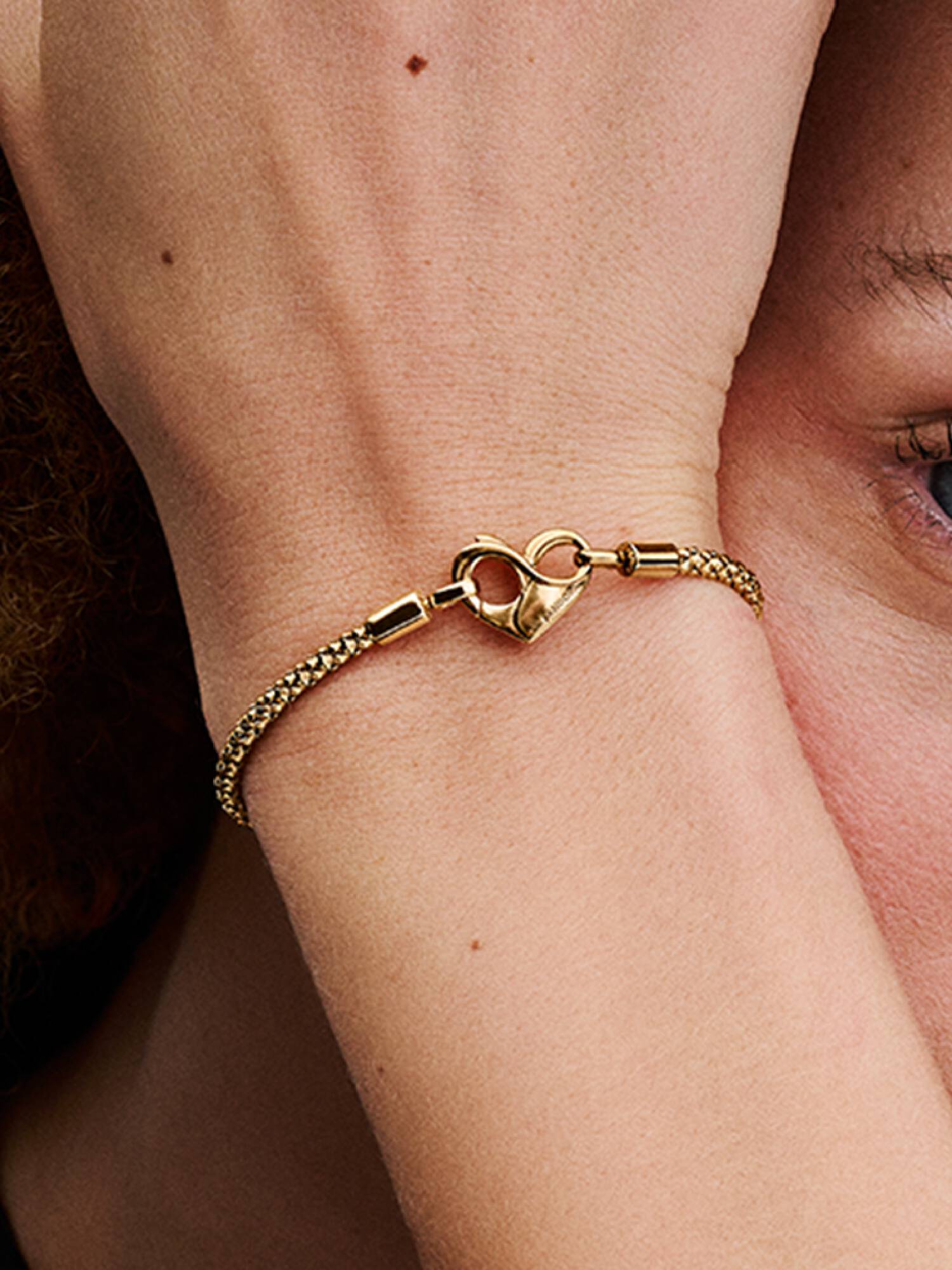 Studded chain-armband