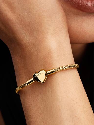Snake-chain armband met facet geslepen schakels en hartsluiting