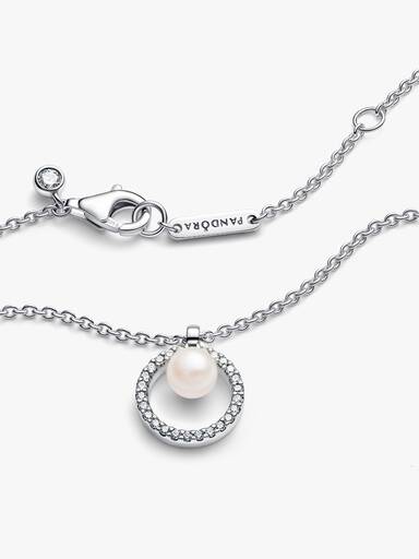 Collier met behandelde gecultiveerde zoetwaterparel en pavé